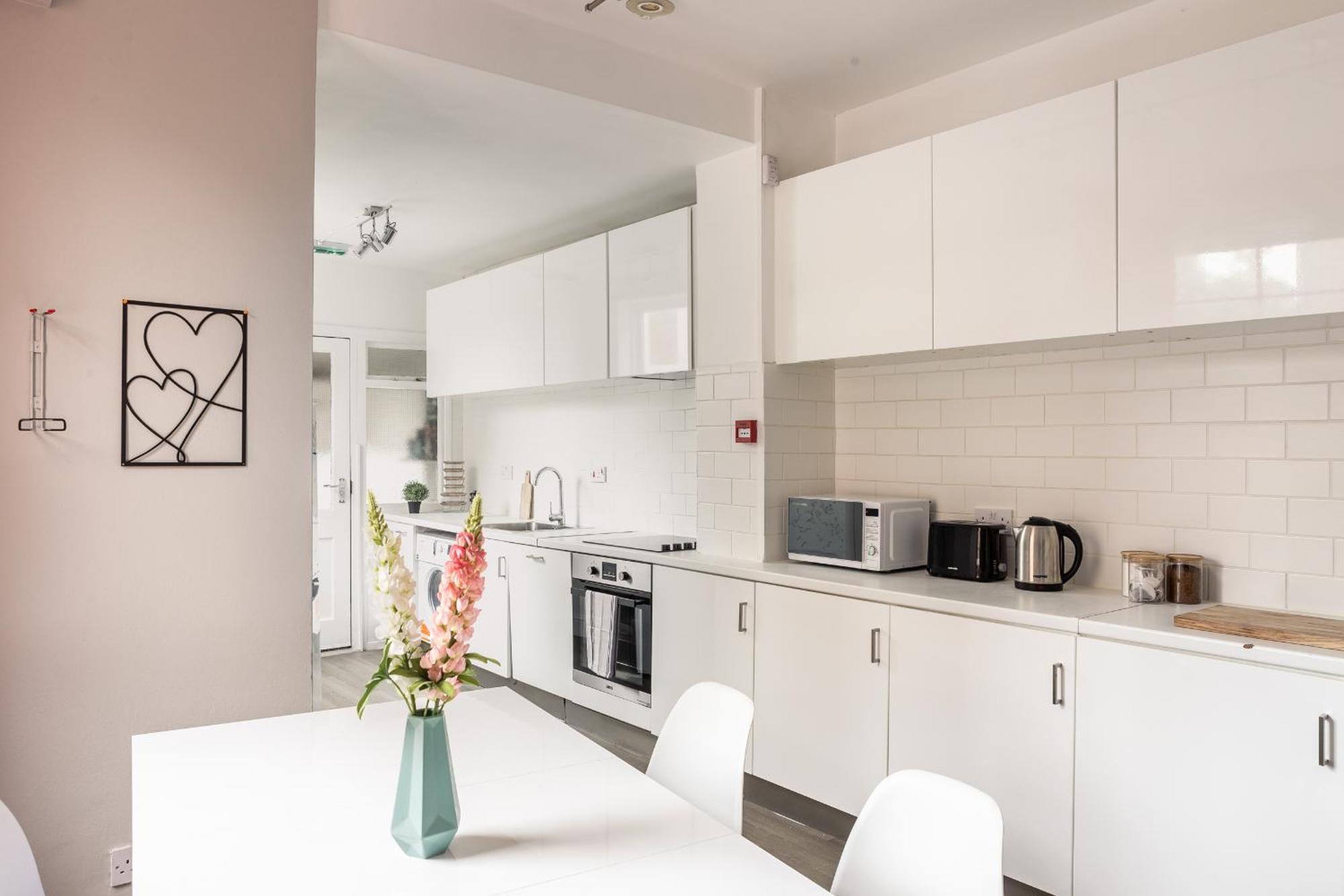 Spacious 6 Ensuite Bedroom House In Semesterbostad London