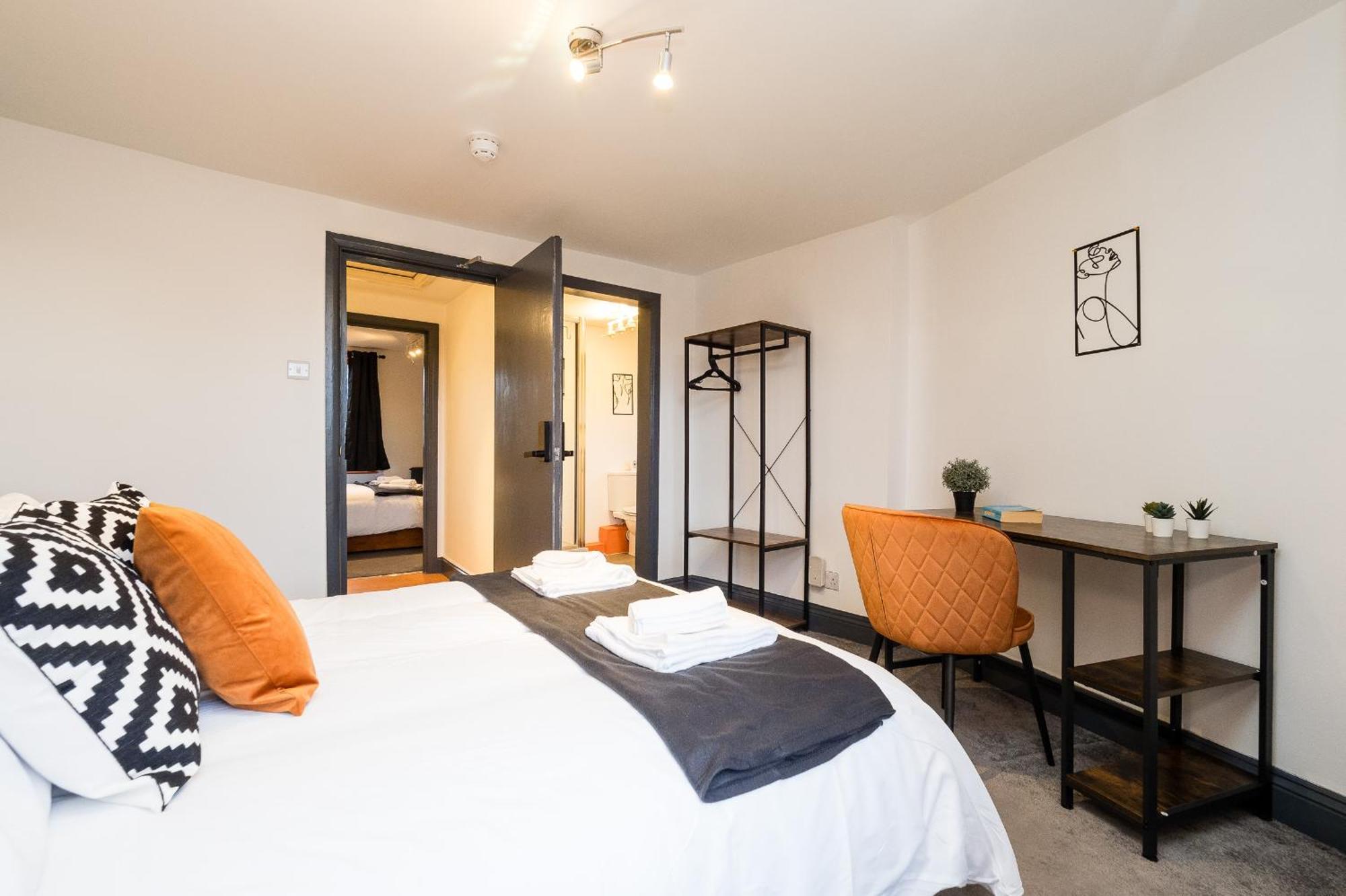 Spacious 6 Ensuite Bedroom House In Semesterbostad