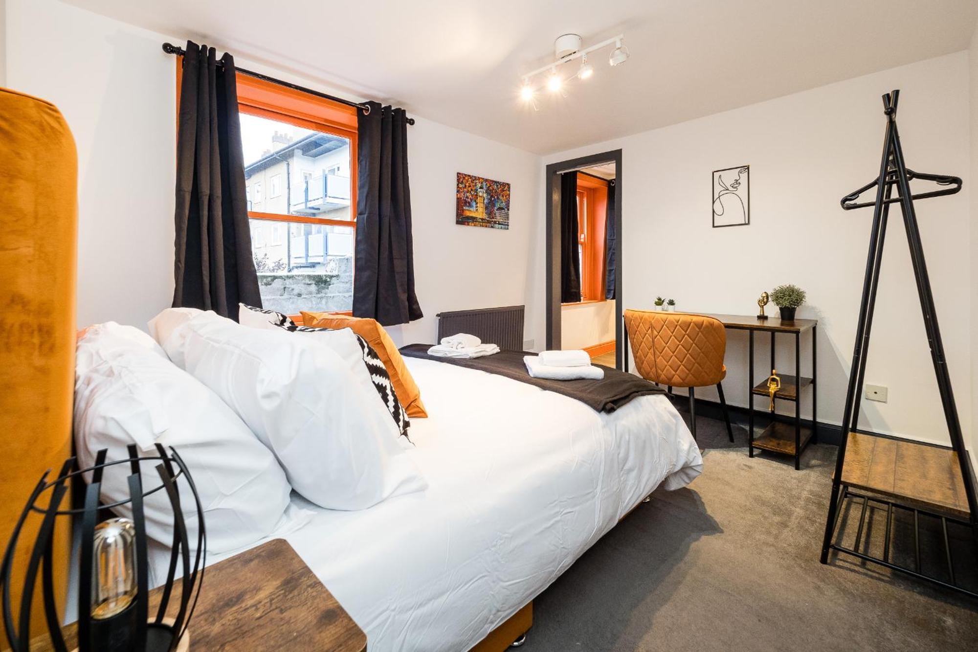 Spacious 6 Ensuite Bedroom House In Semesterbostad