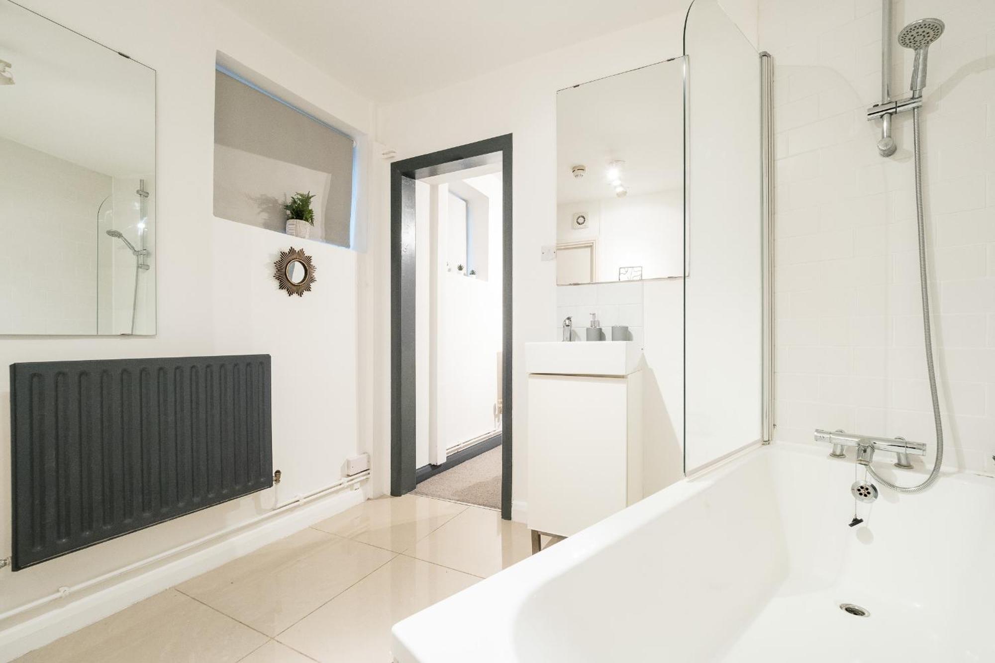 Spacious 6 Ensuite Bedroom House In Semesterbostad London