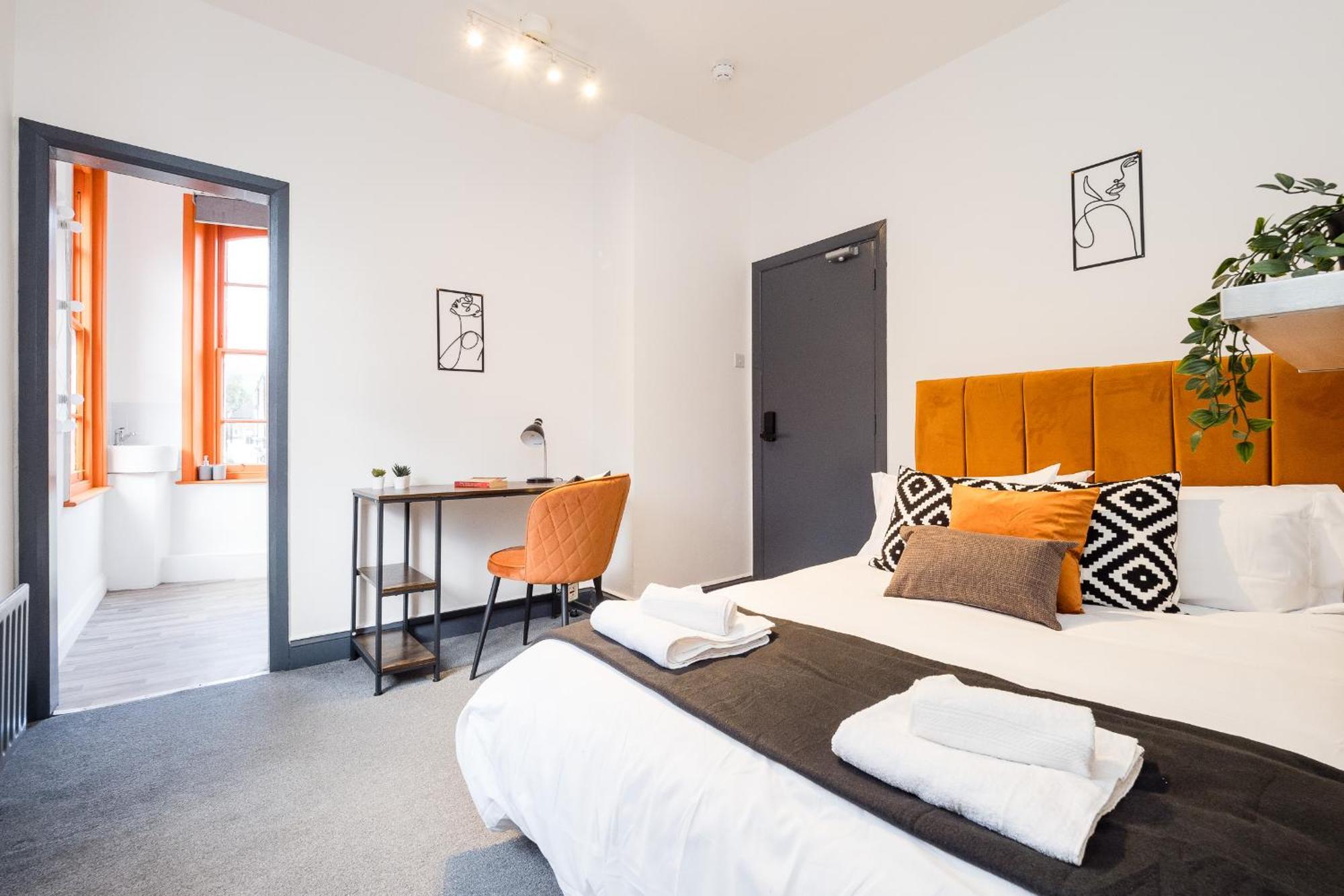 Semesterbostad Spacious 6 Ensuite Bedroom House In *