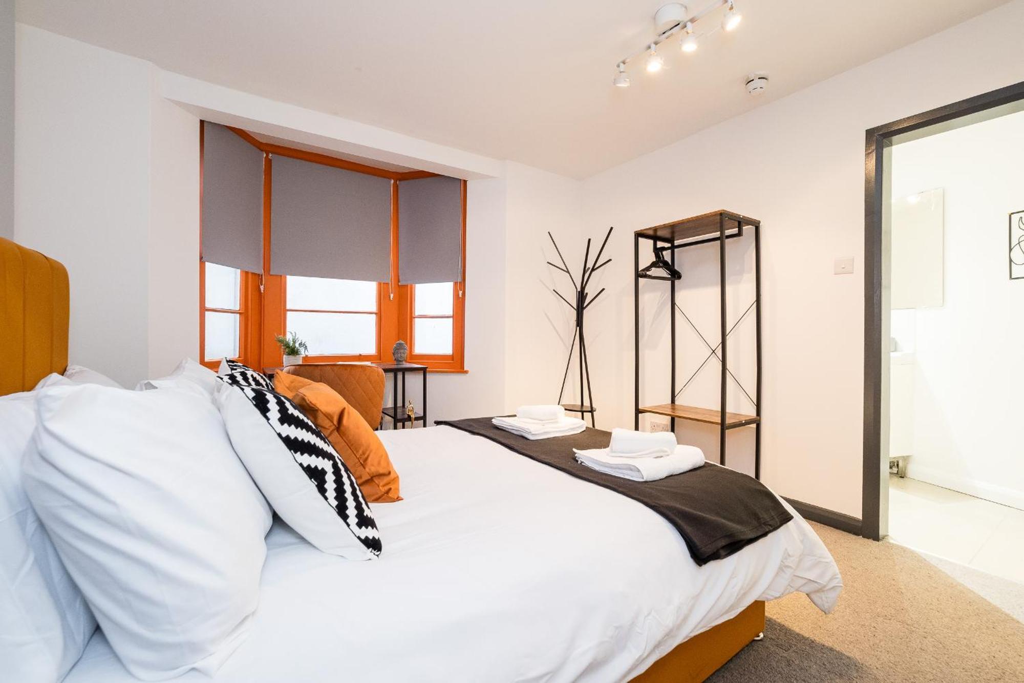 Semesterbostad Spacious 6 Ensuite Bedroom House In *