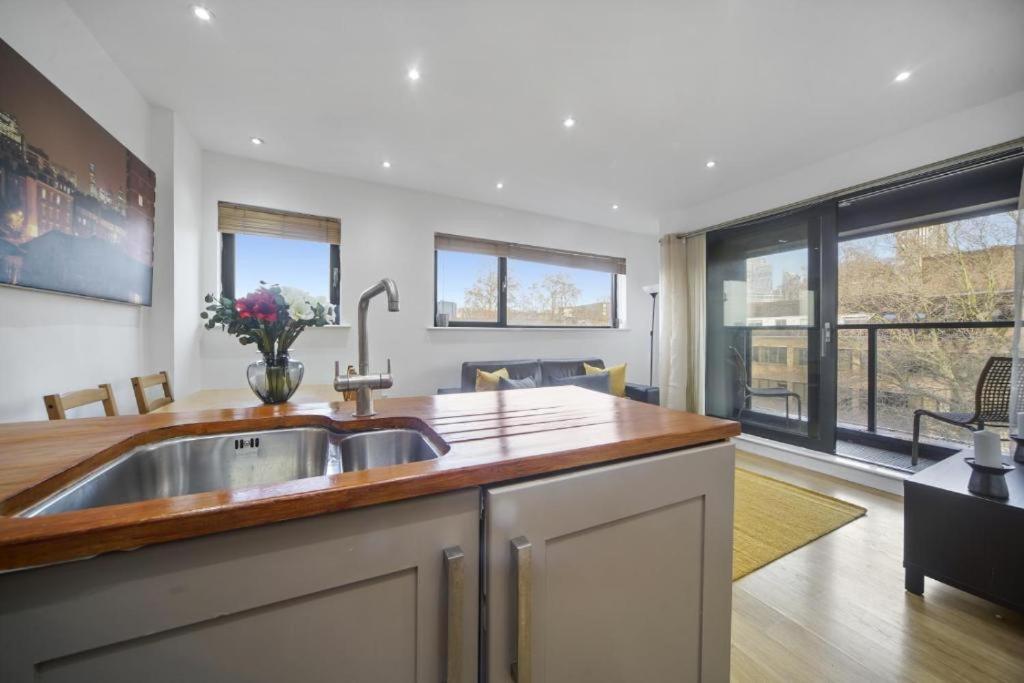 Modern 2-bedroom, 2-bath In Tower Bridge & Bridge - Unbeatable Location & Transport Links Appartement