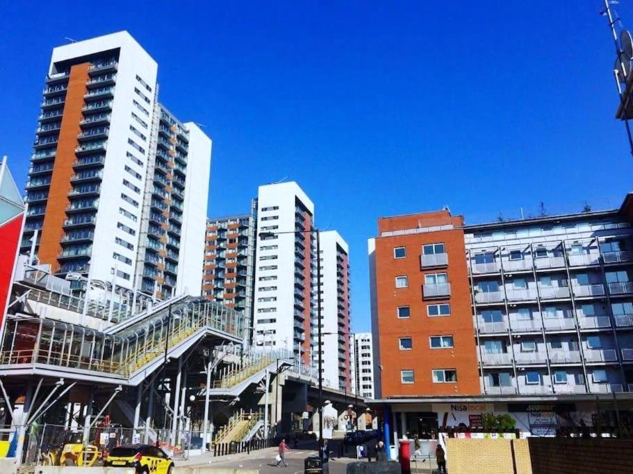 Apartment Entire Next To Canary Wharf In