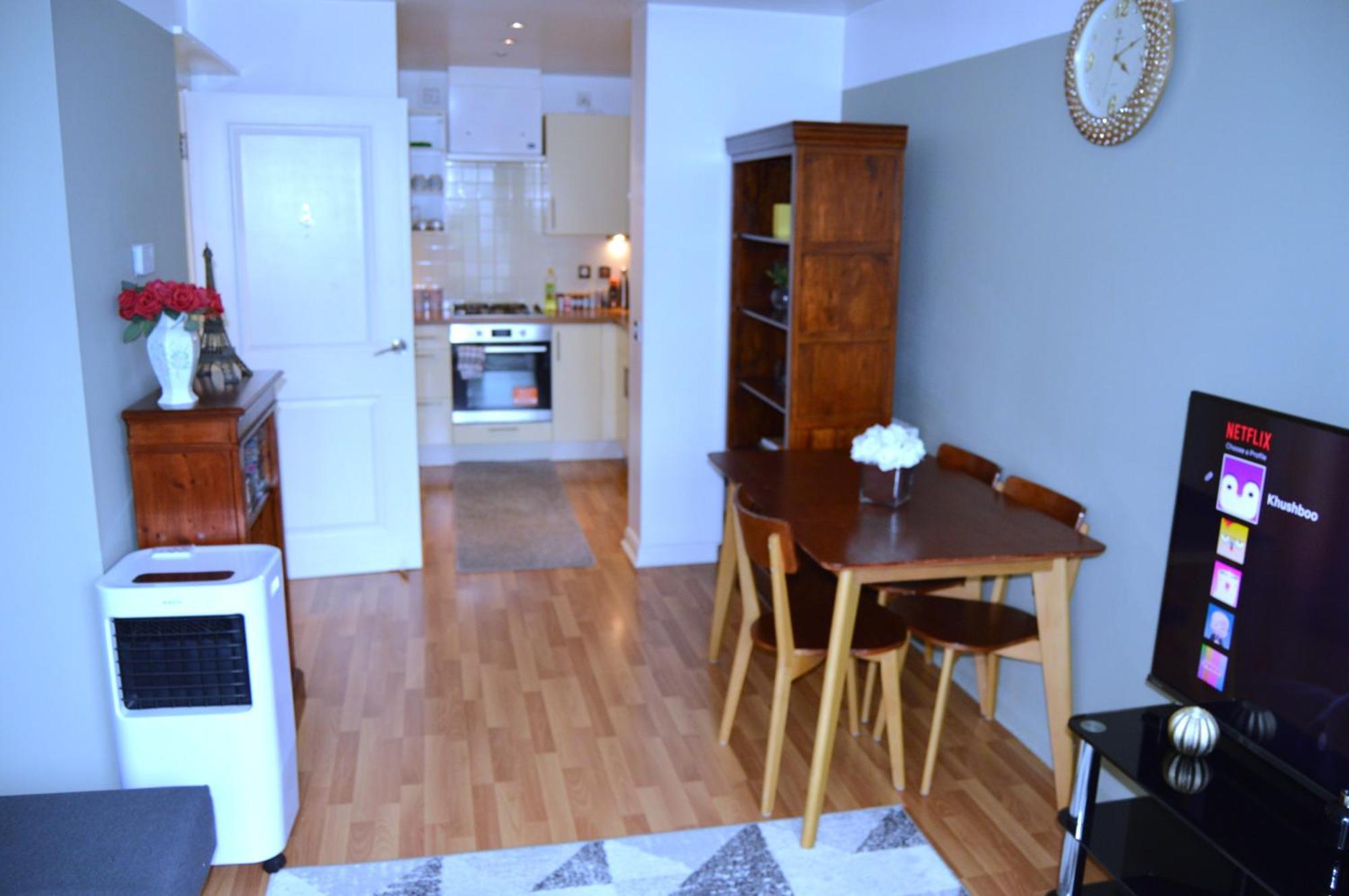 Apartment Entire Next To Canary Wharf In