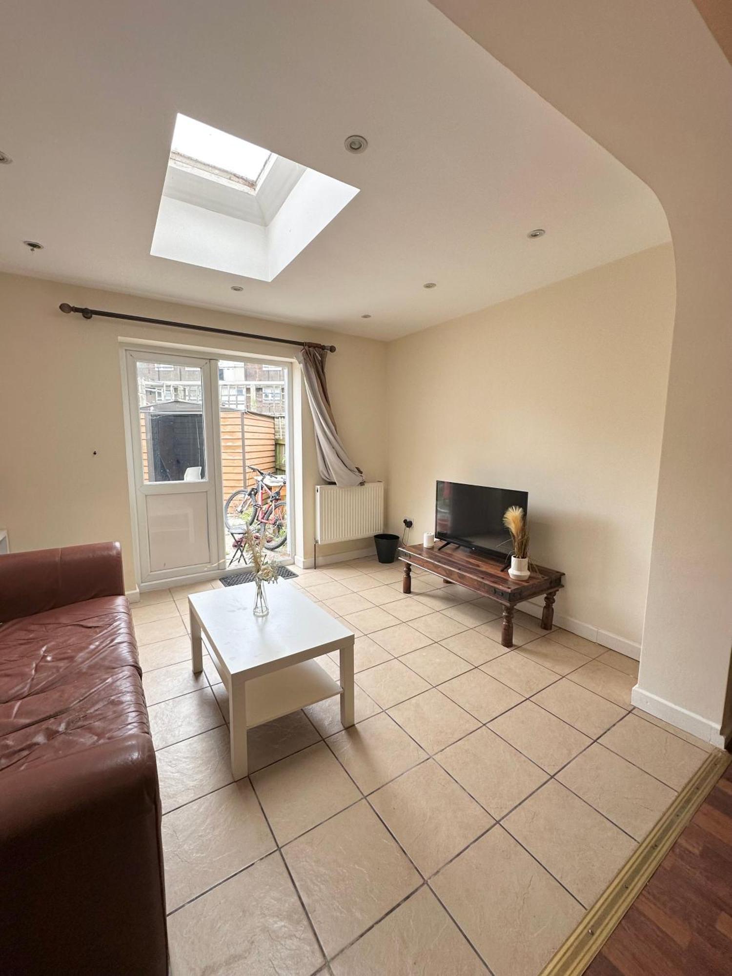 Luxury In Central London!6 Bedroom With 2 Bath & Separate Wc! Londen