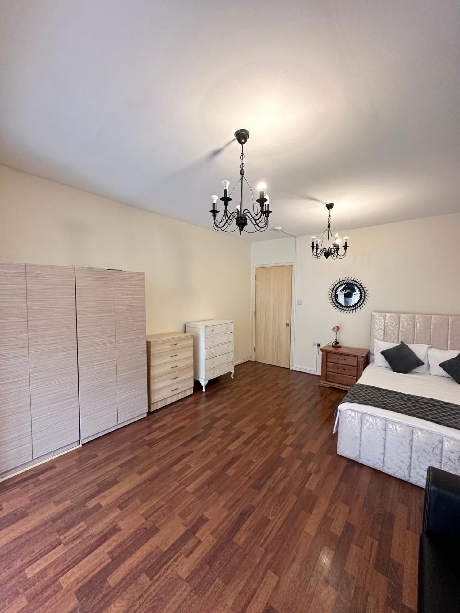 Luxury In Central London!6 Bedroom With 2 Bath & Separate Wc! Londen