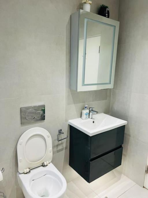 Stunning Two Bed Flat In *