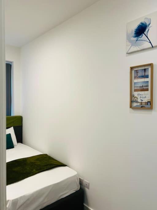 Stunning Two Bed Flat In Apartment