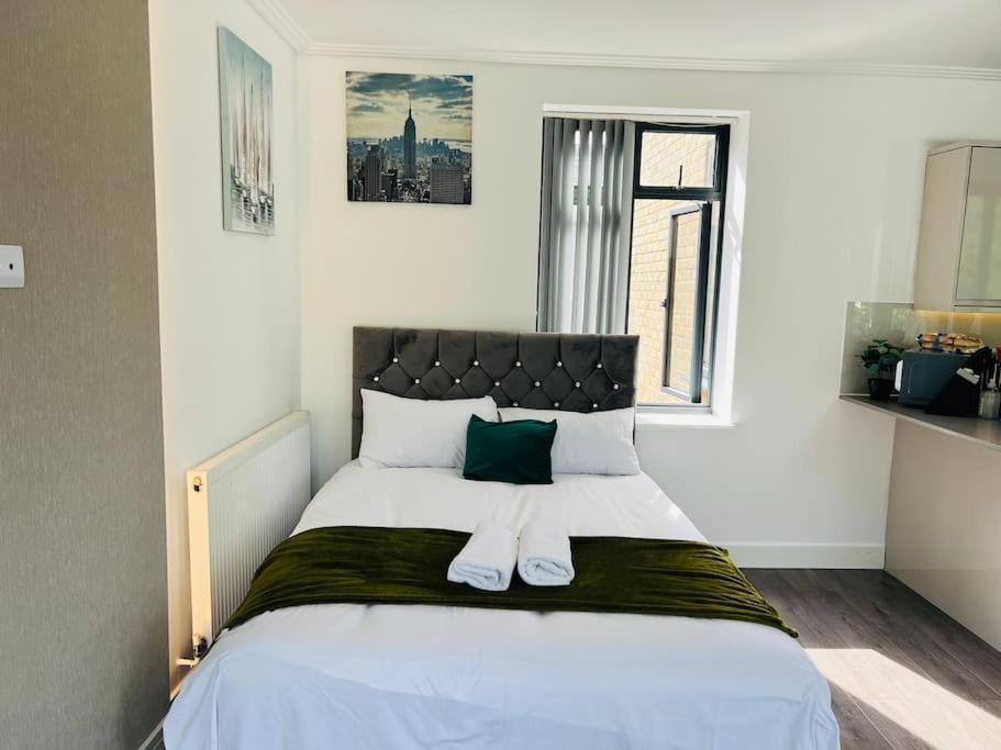 Stunning Two Bed Flat In * London