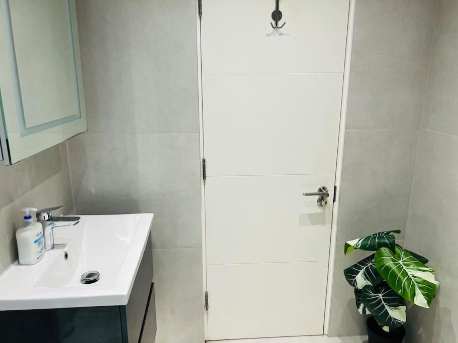Stunning Two Bed Flat In Apartment London