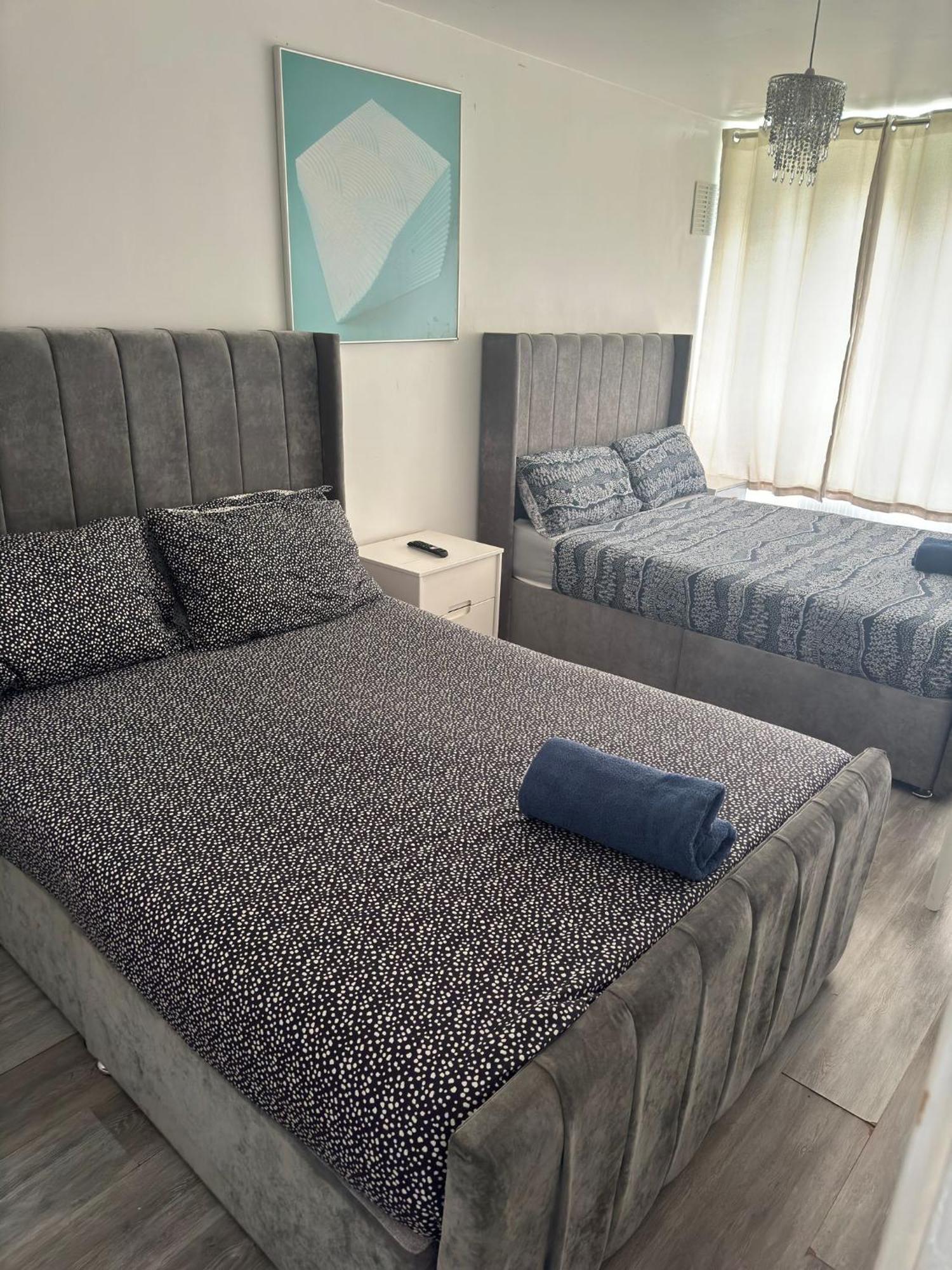 New! Xtra Large 4 Bedroom Up To 12 Guests Lägenhet *