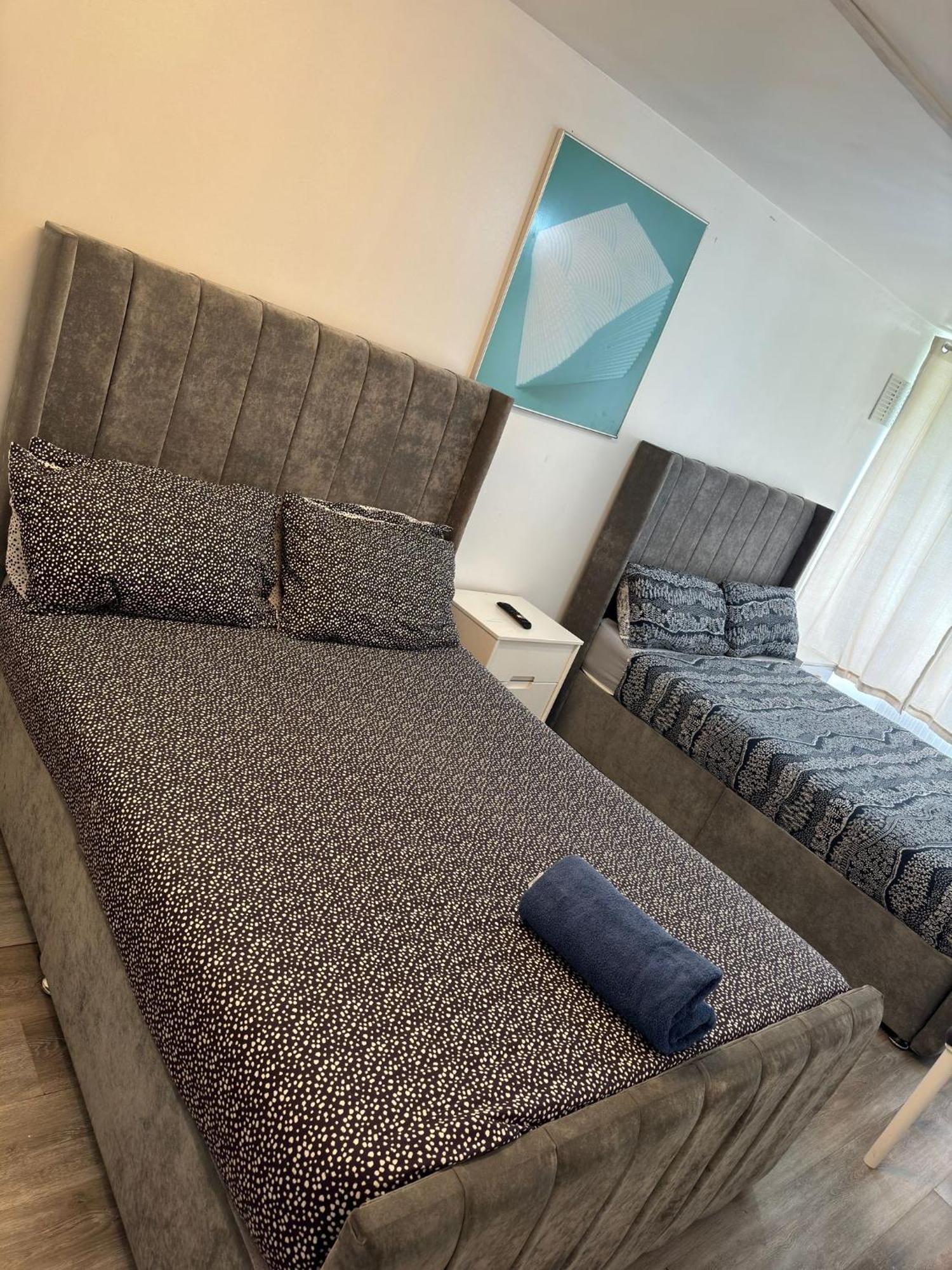 New! Xtra Large 4 Bedroom Up To 12 Guests Lägenhet