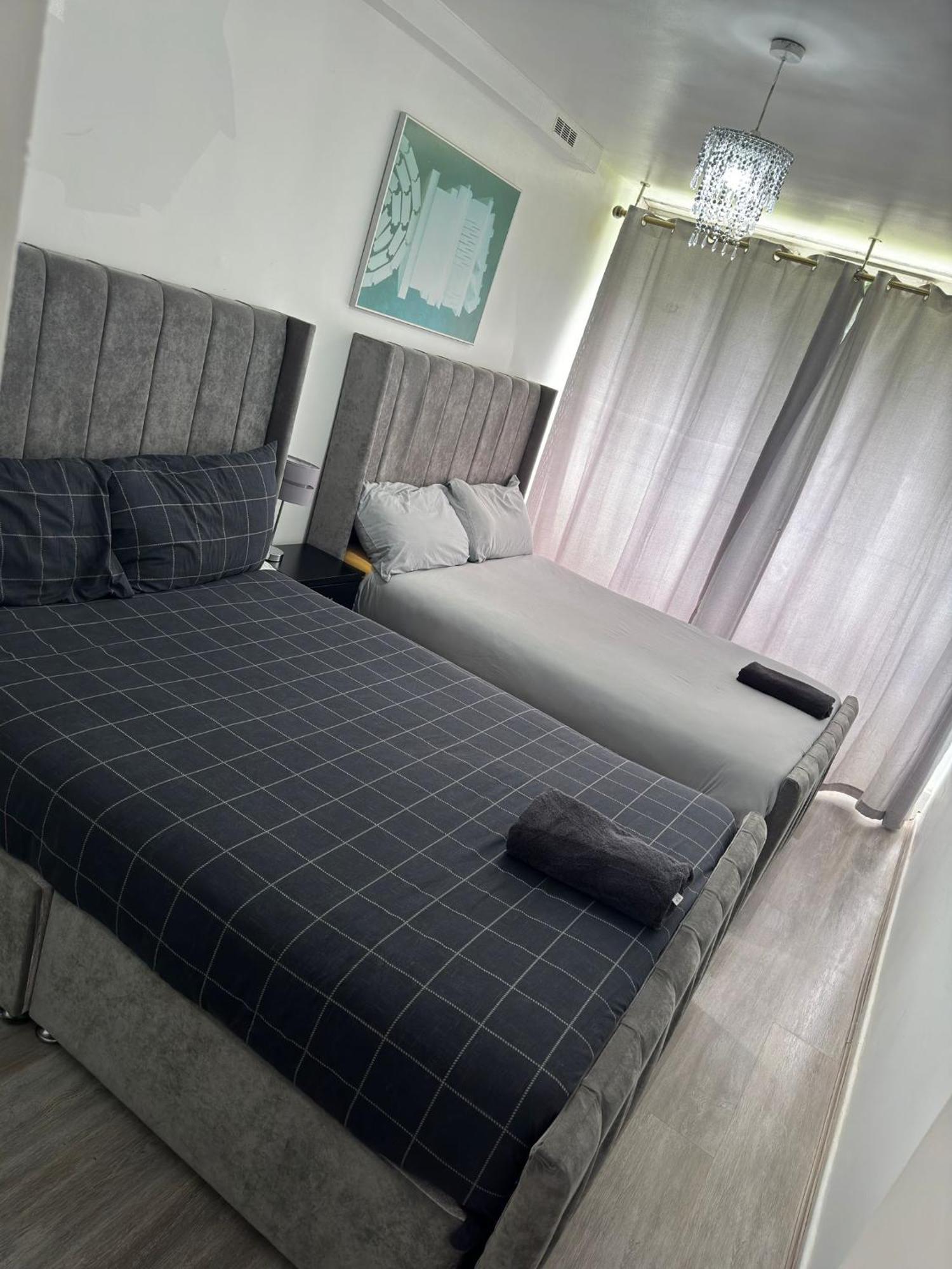 New! Xtra Large 4 Bedroom Up To 12 Guests Lägenhet *