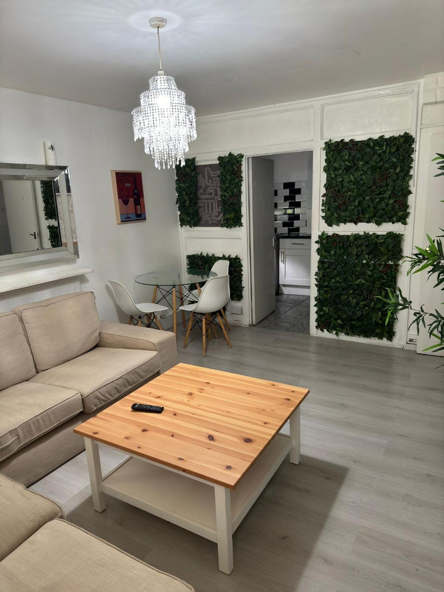 New! Xtra Large 4 Bedroom Up To 12 Guests Lägenhet