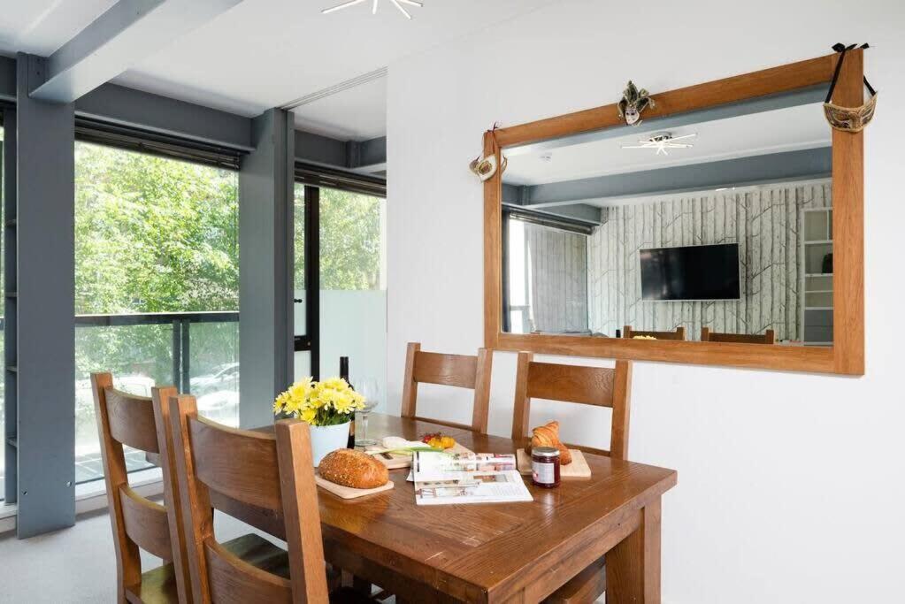 Chic Living In Stratford A Cozy 2br Flat