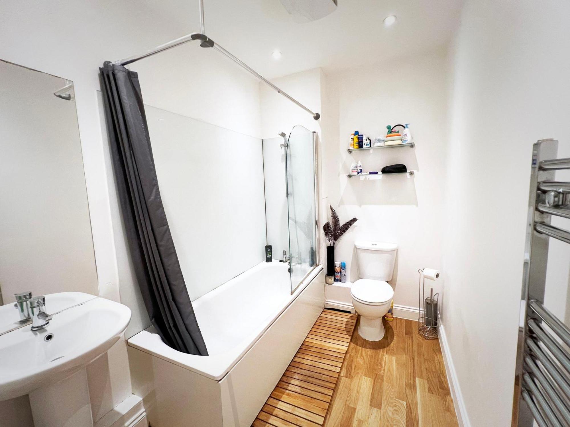 Bedroom 1, Queens Road Homestay London