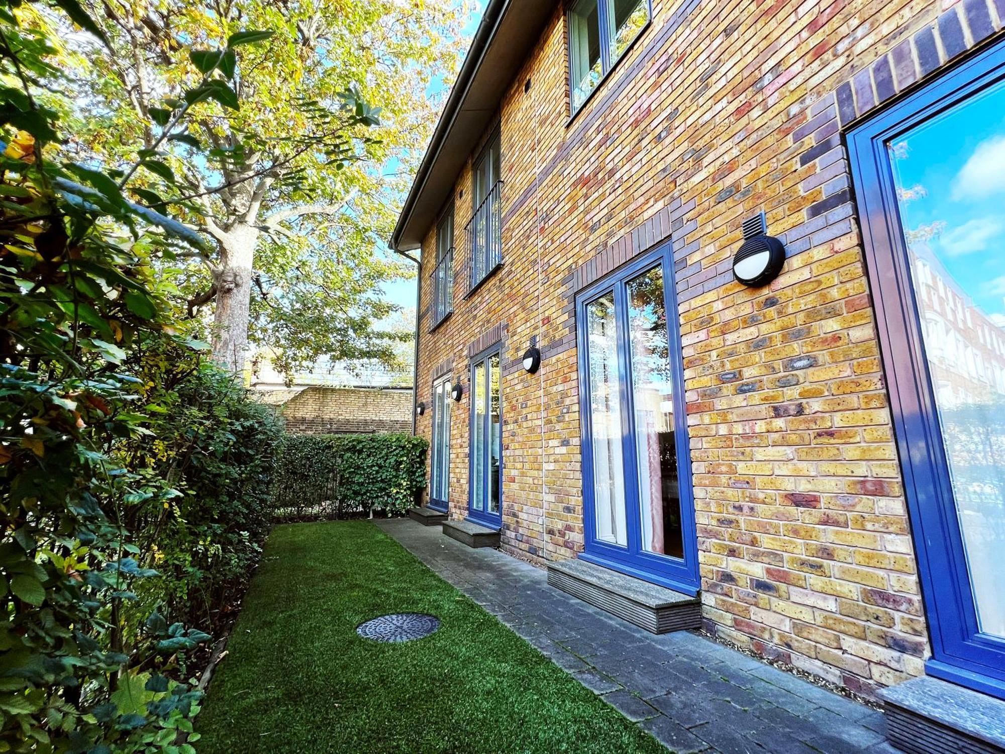 Homestay Bedroom 1, Queens Road London