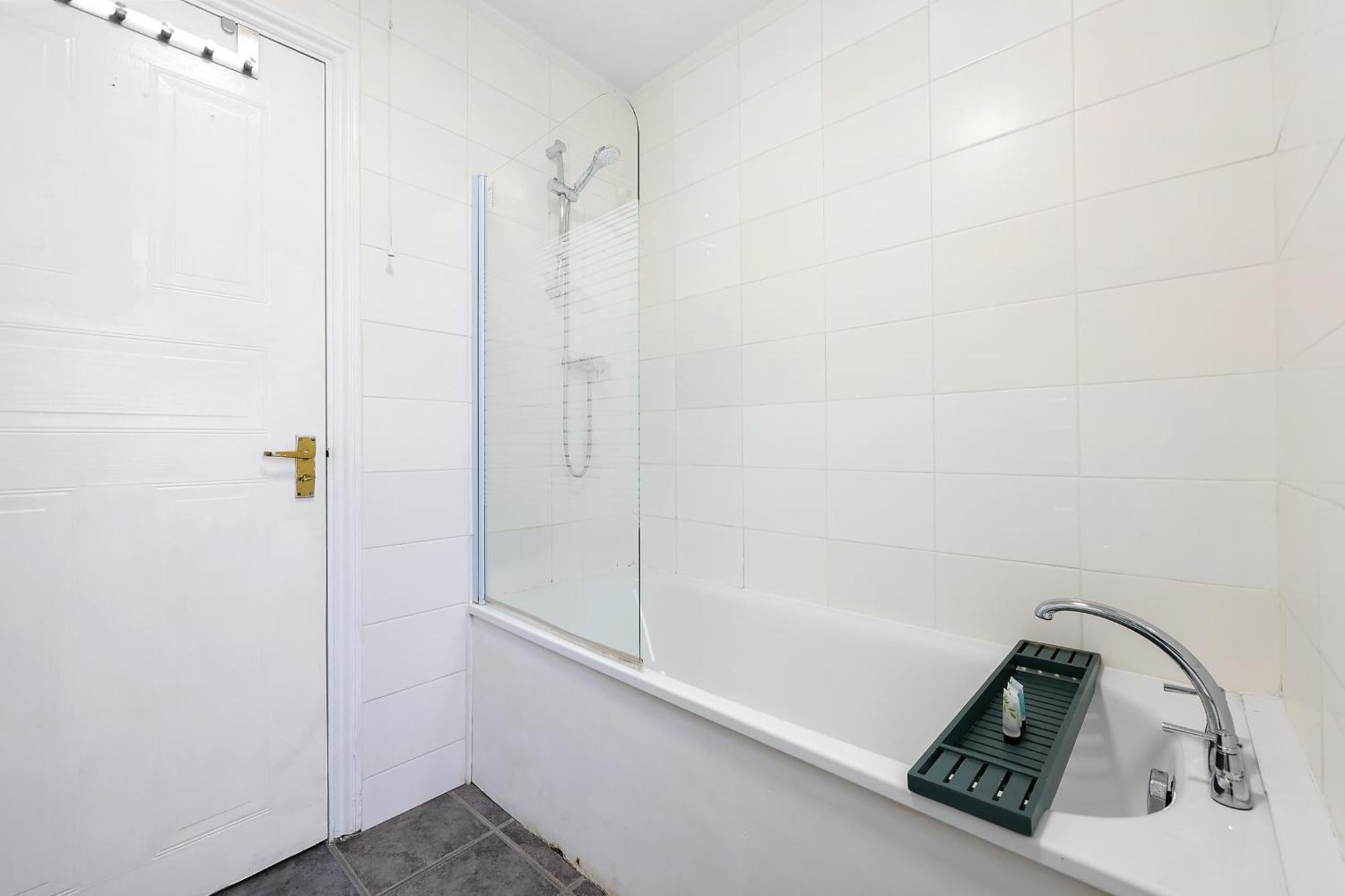 Kirkwall Apartment: Cozy 1-bedroom With Wi-fi By Maison Christo