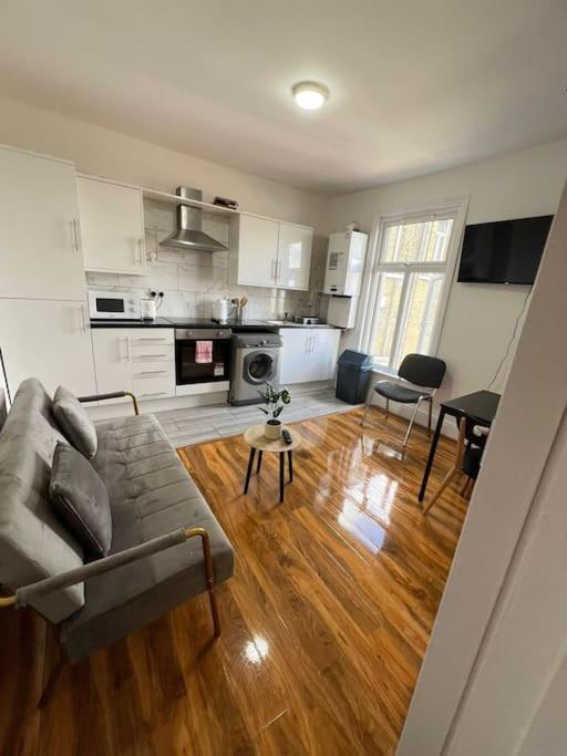 Lägenhet 2 Bedroom Near Station London