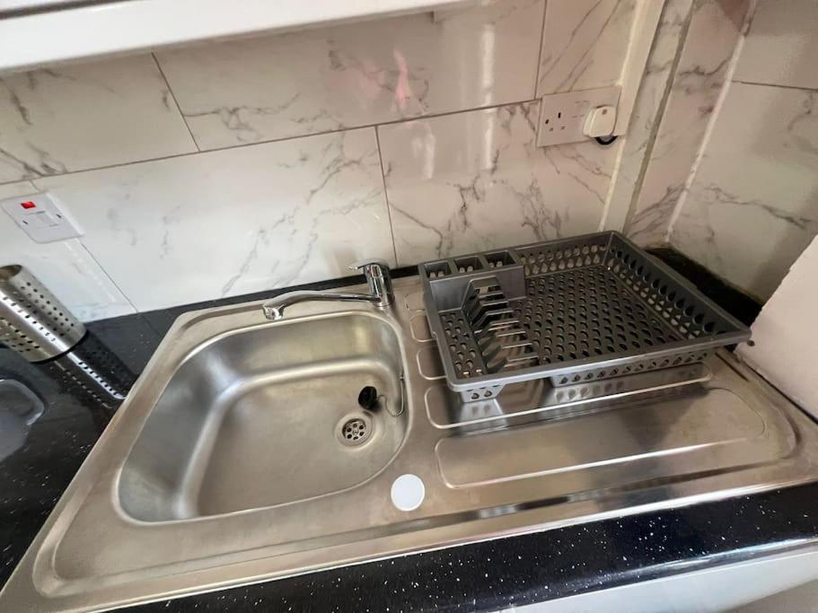 2 Bedroom Near Station Lägenhet