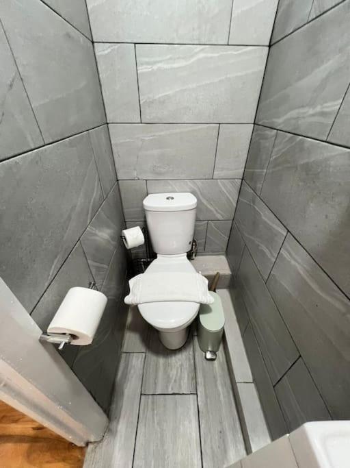 2 Bedroom Near Station Lägenhet
