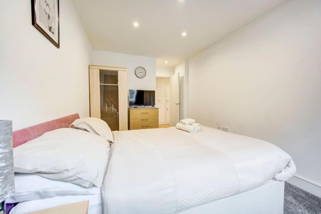 Prime Location In Tower Bridge, 2 Bedroom Apartment *