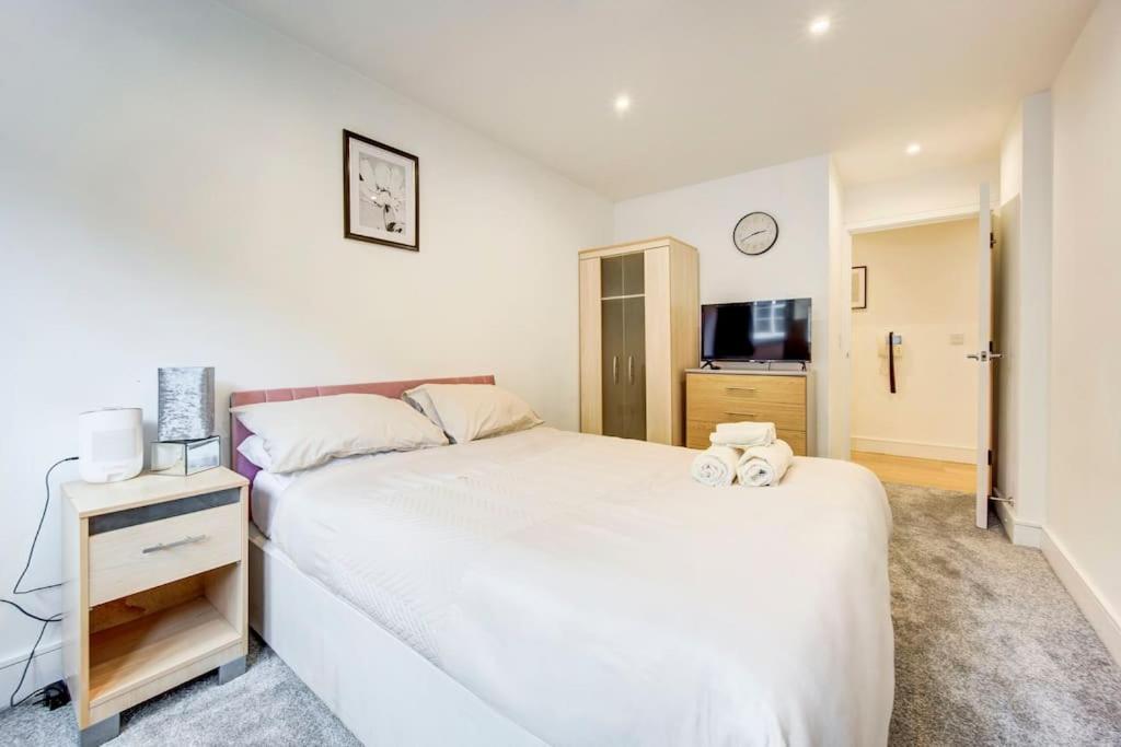 Apartment Prime Location In Tower Bridge, 2 Bedroom *