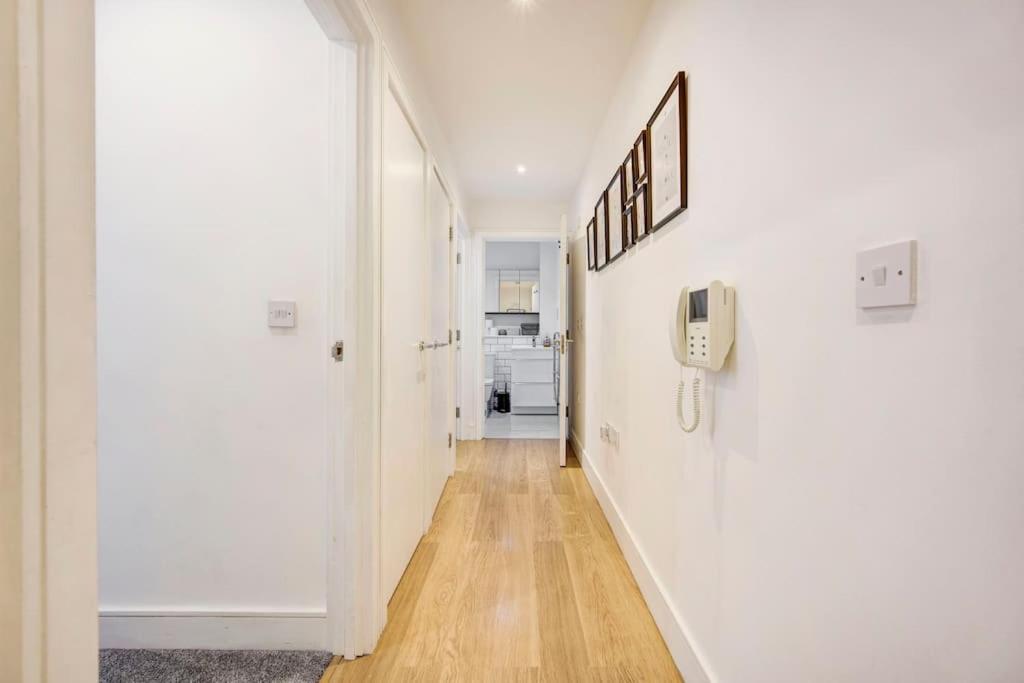 Prime Location In Tower Bridge, 2 Bedroom * London