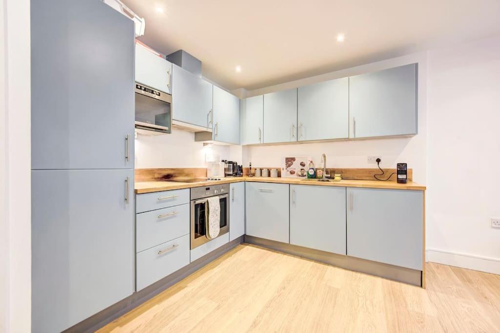 Apartment Prime Location In Tower Bridge, 2 Bedroom *