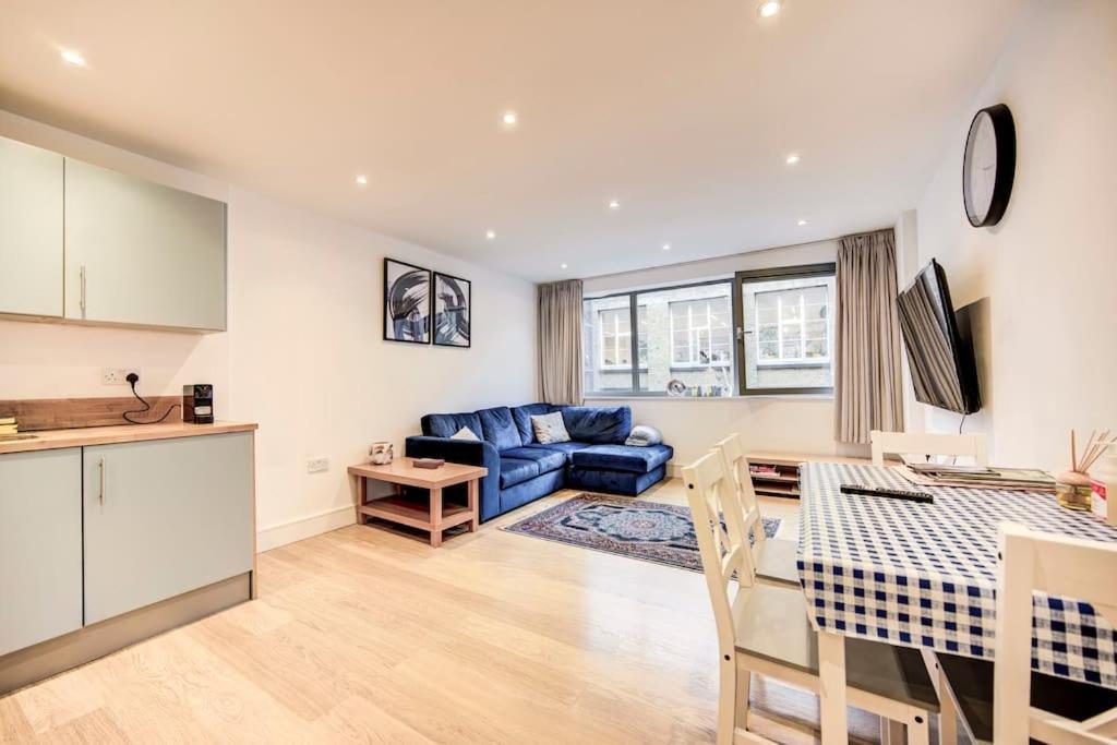 Prime Location In Tower Bridge, 2 Bedroom * London