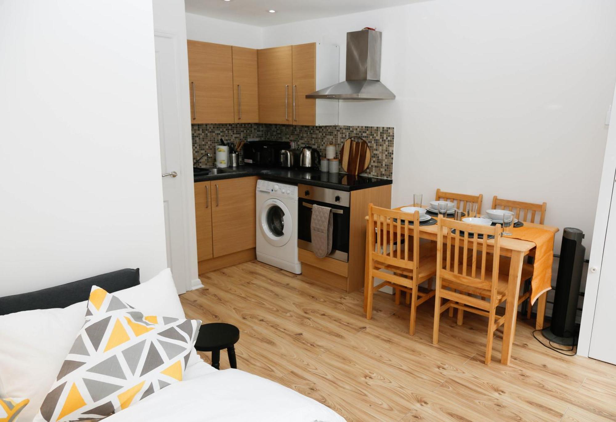 Leilighet New Luxury In Next To Shops, Cafes, Bars & Metro London