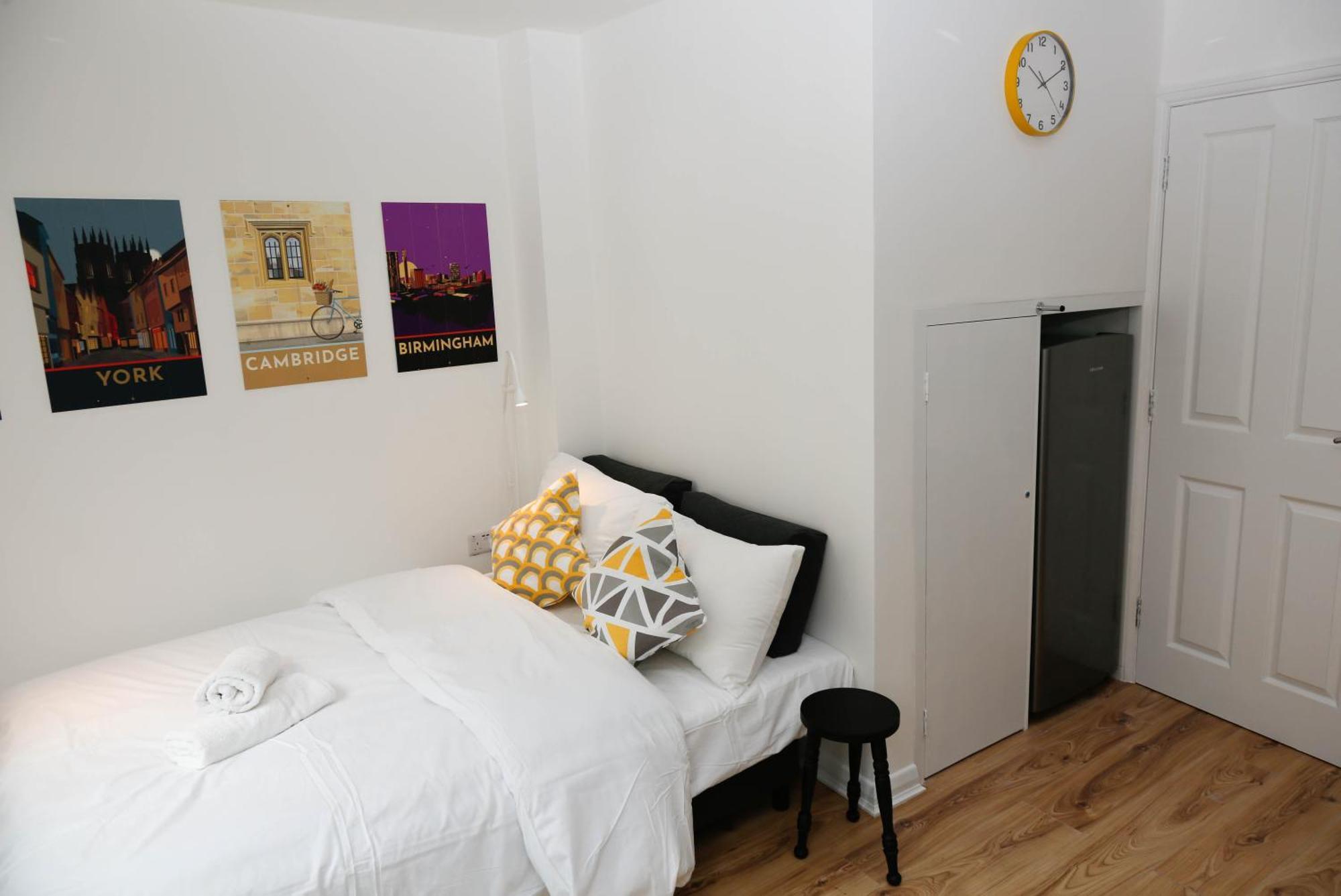 New Luxury In Next To Shops, Cafes, Bars & Metro London