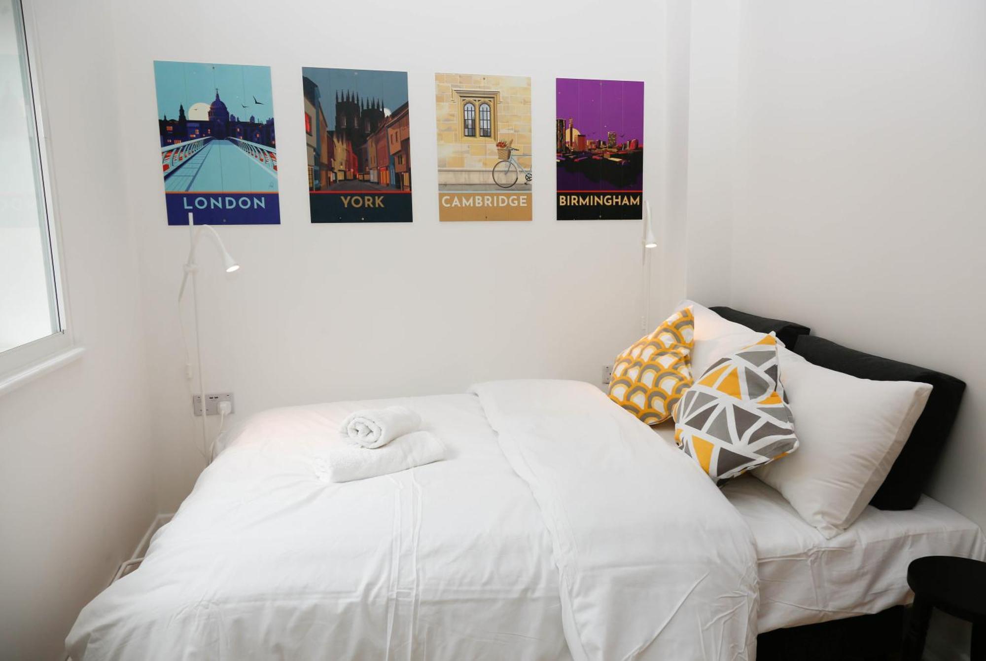 New Luxury In Next To Shops, Cafes, Bars & Metro Leilighet London