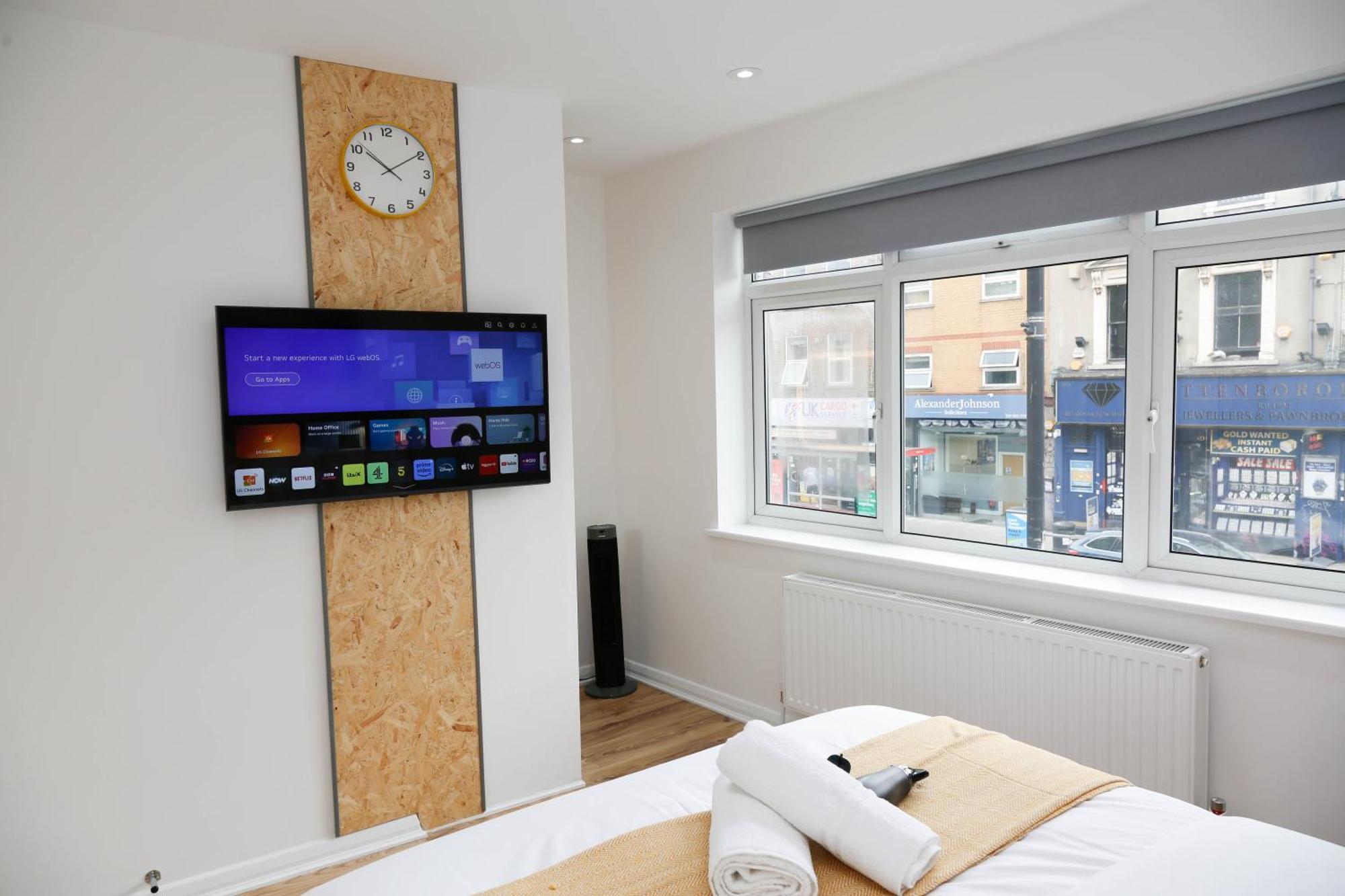 New Luxury In Next To Shops, Cafes, Bars & Metro Leilighet