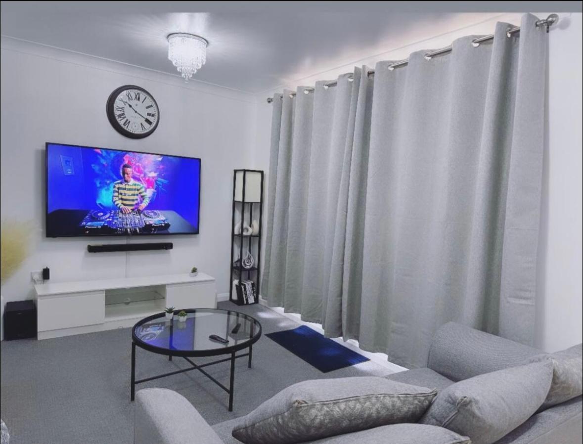 Raflowhomeslondon Apartment *