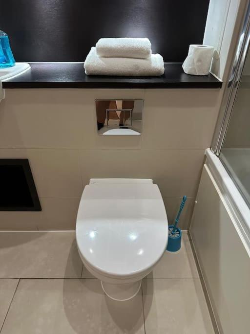Modern One Bed Flat, Near Airport ,excel Centre, Dlr & Barrier Park *