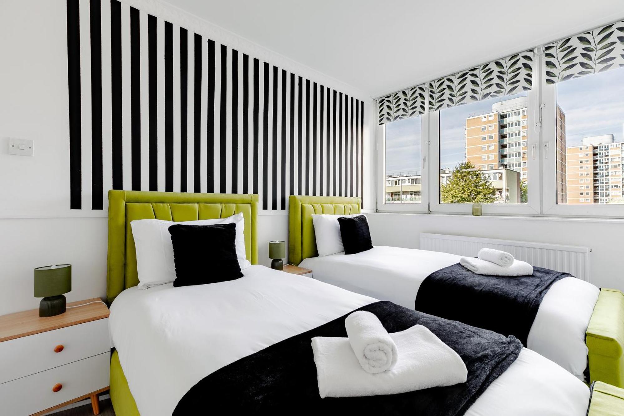 3br Off A13 , Sleeps 6, 2mins To Langdon Dlr,free Parking Apartment