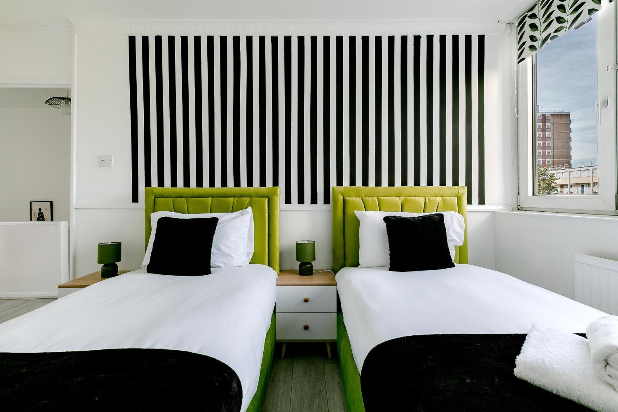 3br Off A13 , Sleeps 6, 2mins To Langdon Dlr,free Parking Apartment *
