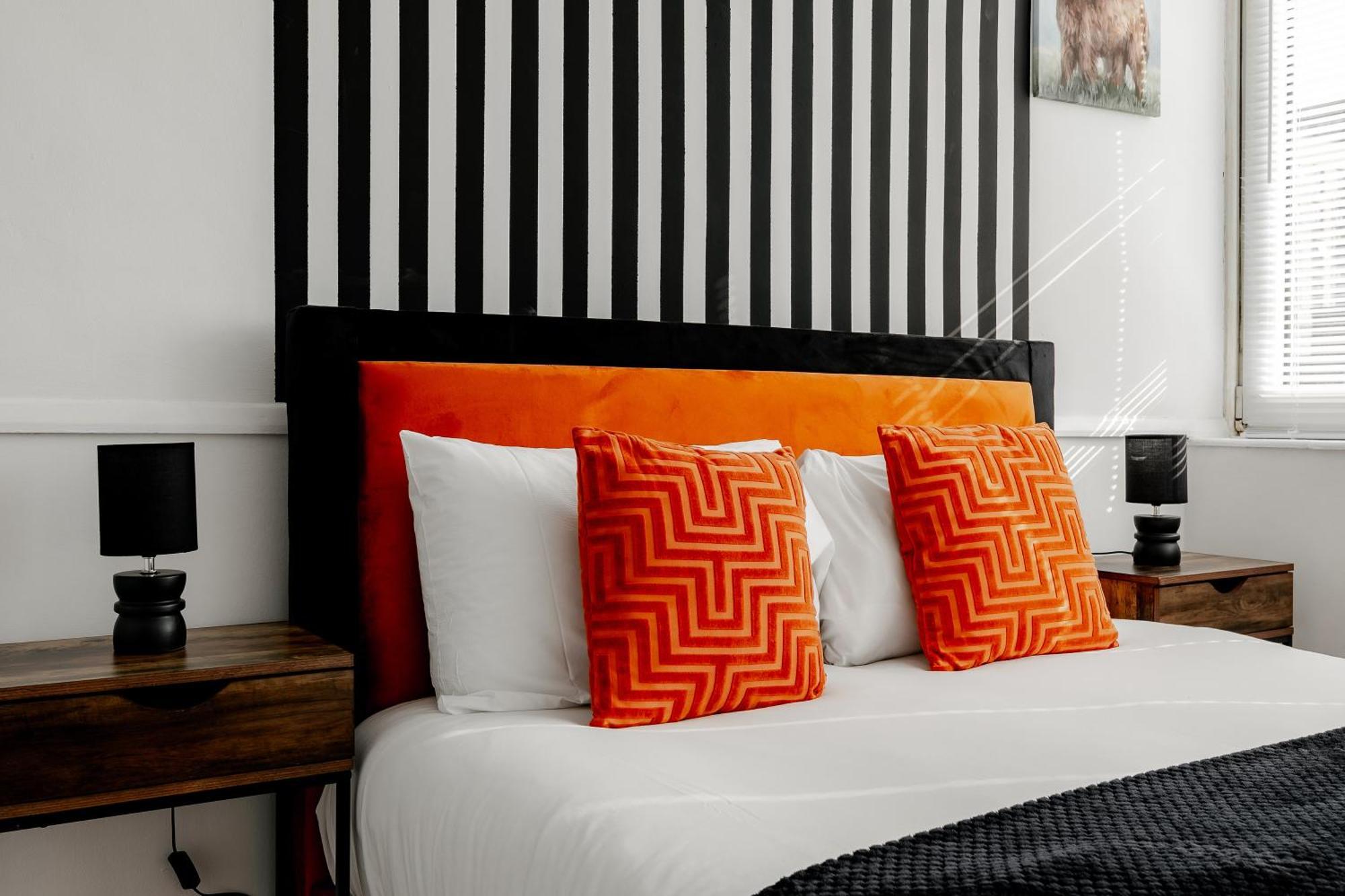 Apartment 3br Off A13 , Sleeps 6, 2mins To Langdon Dlr,free Parking