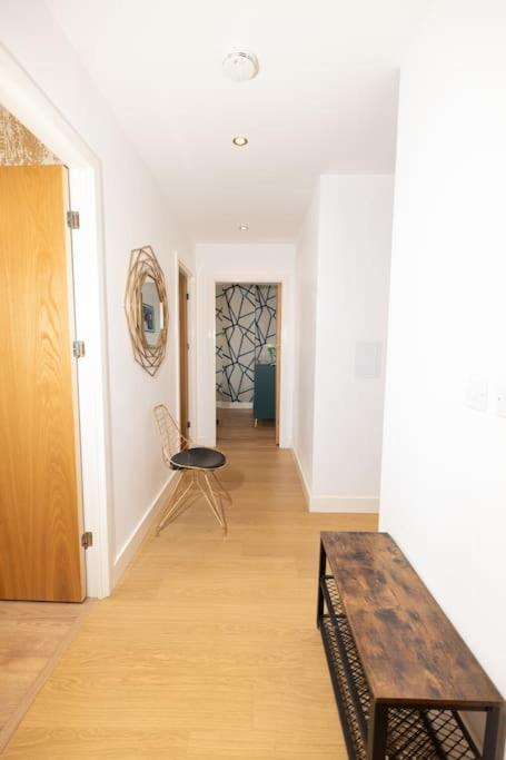 Stylish 3 Bed Near Downtown & Free Parking Leilighet