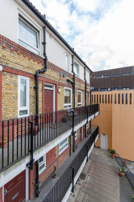 Bright, Modernised Close To Borough Market Leilighet London