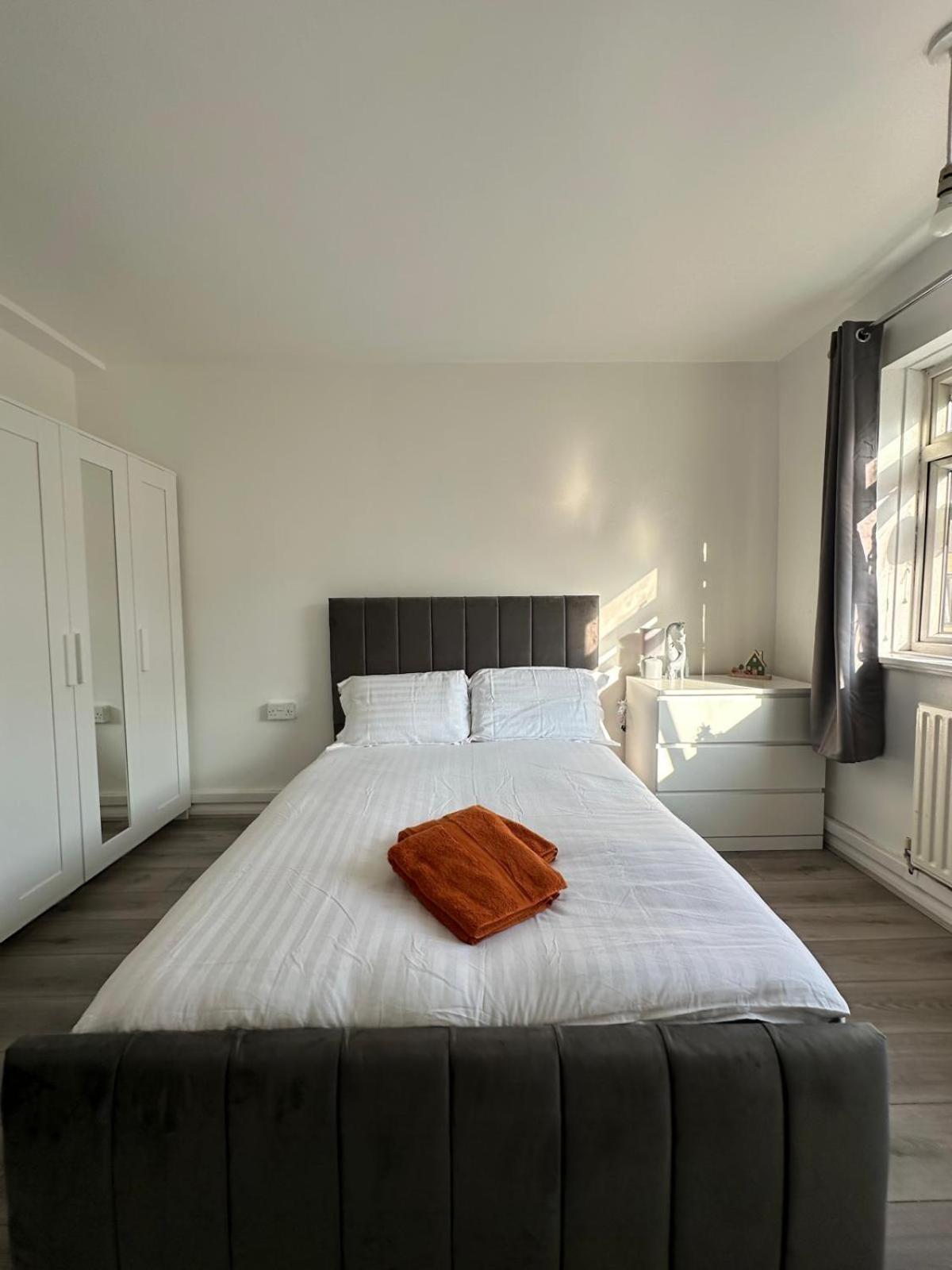 Privatunterkunft Modern In A 4 Bedroom Flat In London, Shared Bathroom! London