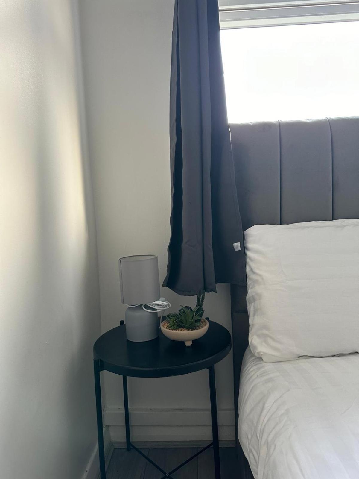 Modern In A 4 Bedroom Flat In London, Shared Bathroom! * London