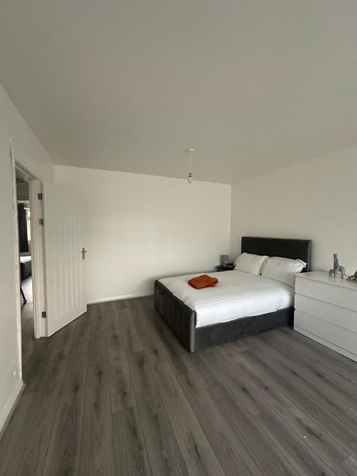 Modern In A 4 Bedroom Flat In London, Shared Bathroom! Privatunterkunft