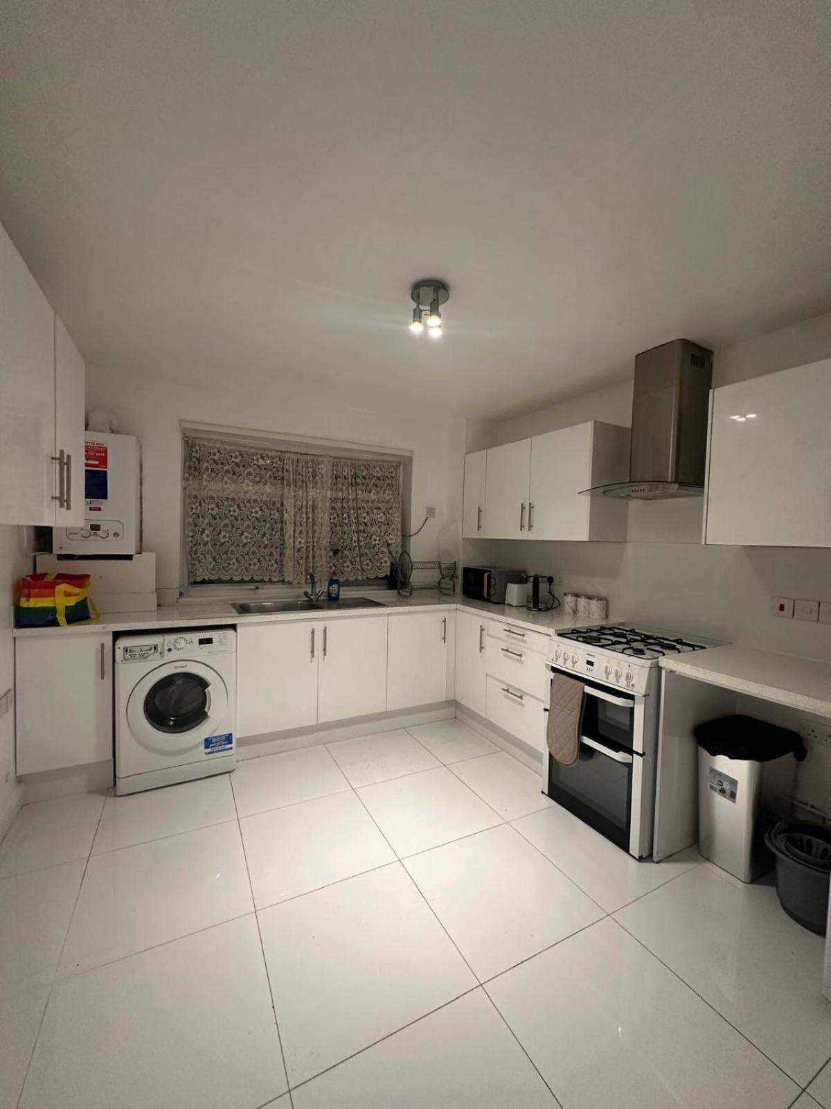 Modern In A 4 Bedroom Flat In London, Shared Bathroom! Privatunterkunft *