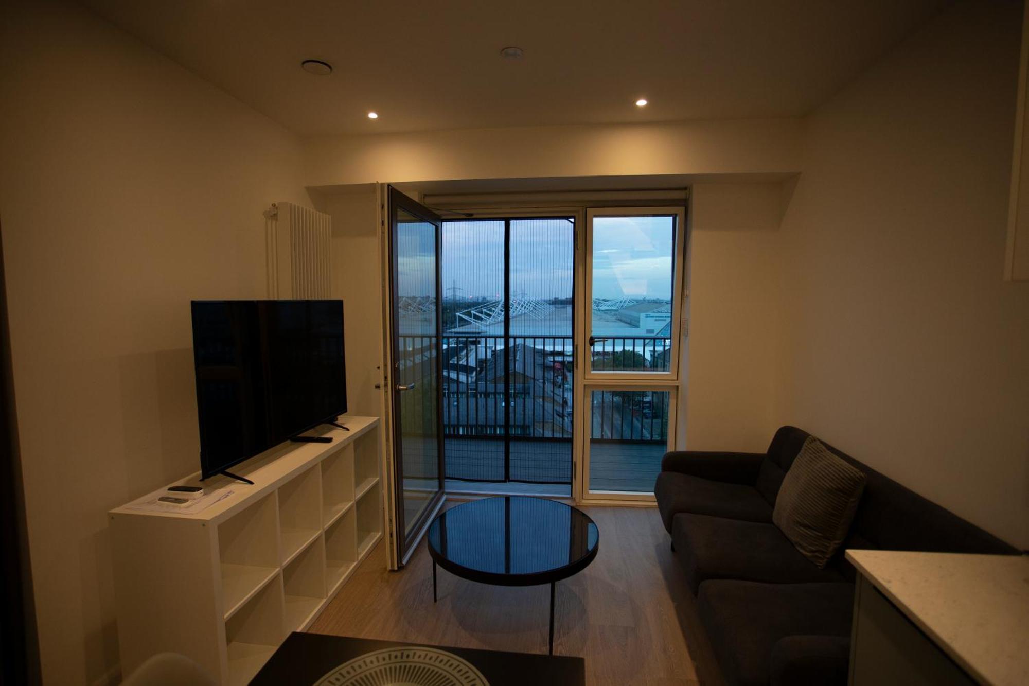 Modern Gem Near Excel & O2 Arena Balcony! Appartement *