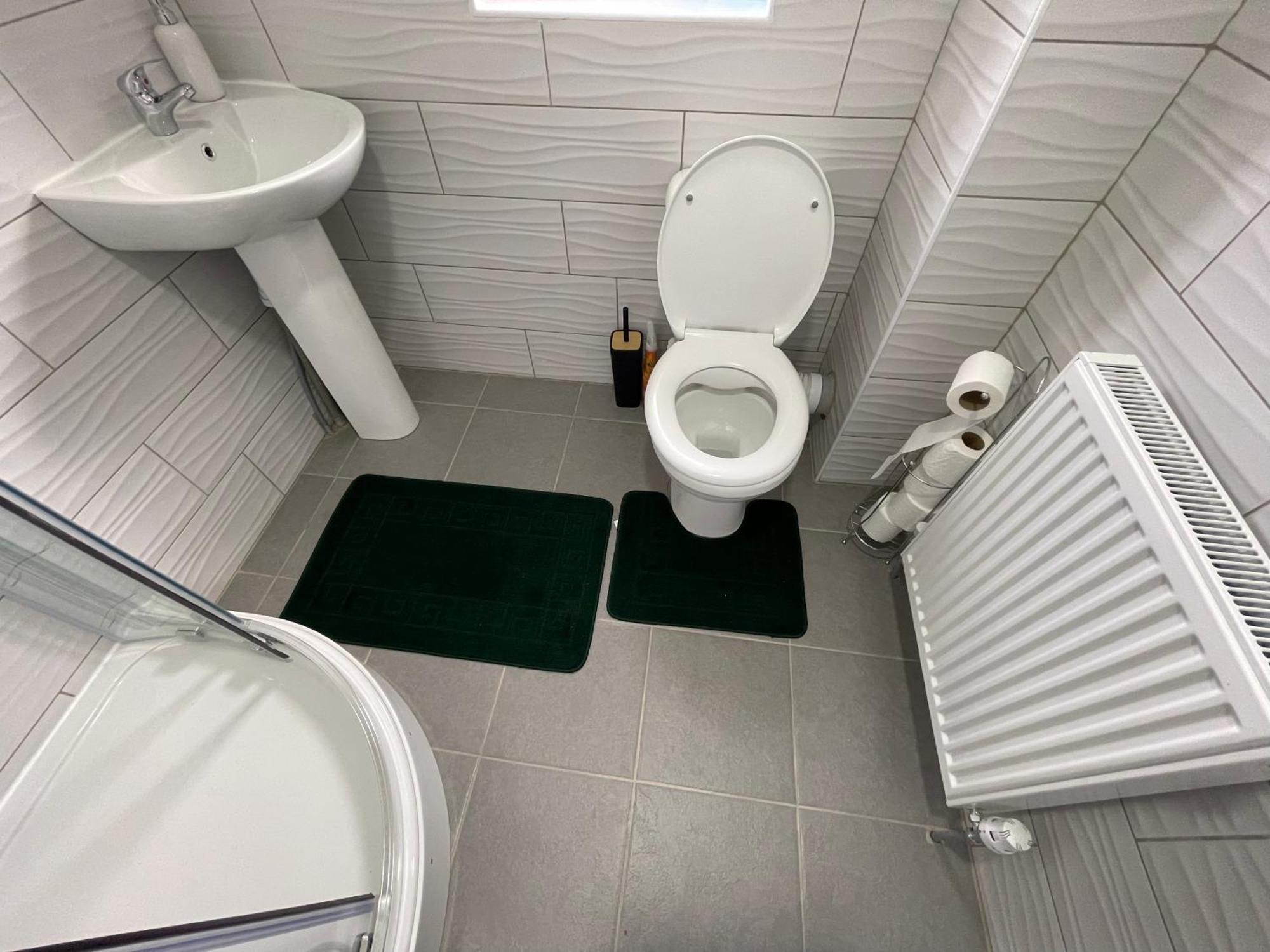Two Bedroom Central Location Modern Flat Stratford London