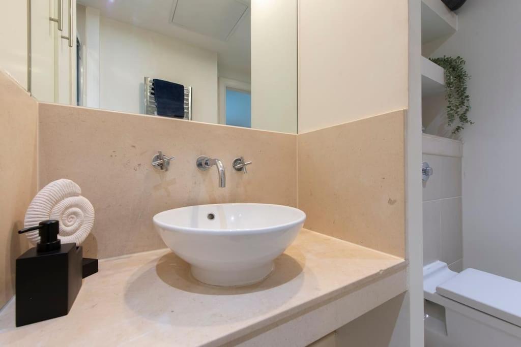 24hr Concierge, Gym, Pool, Museum, Shopping Centre Apartment