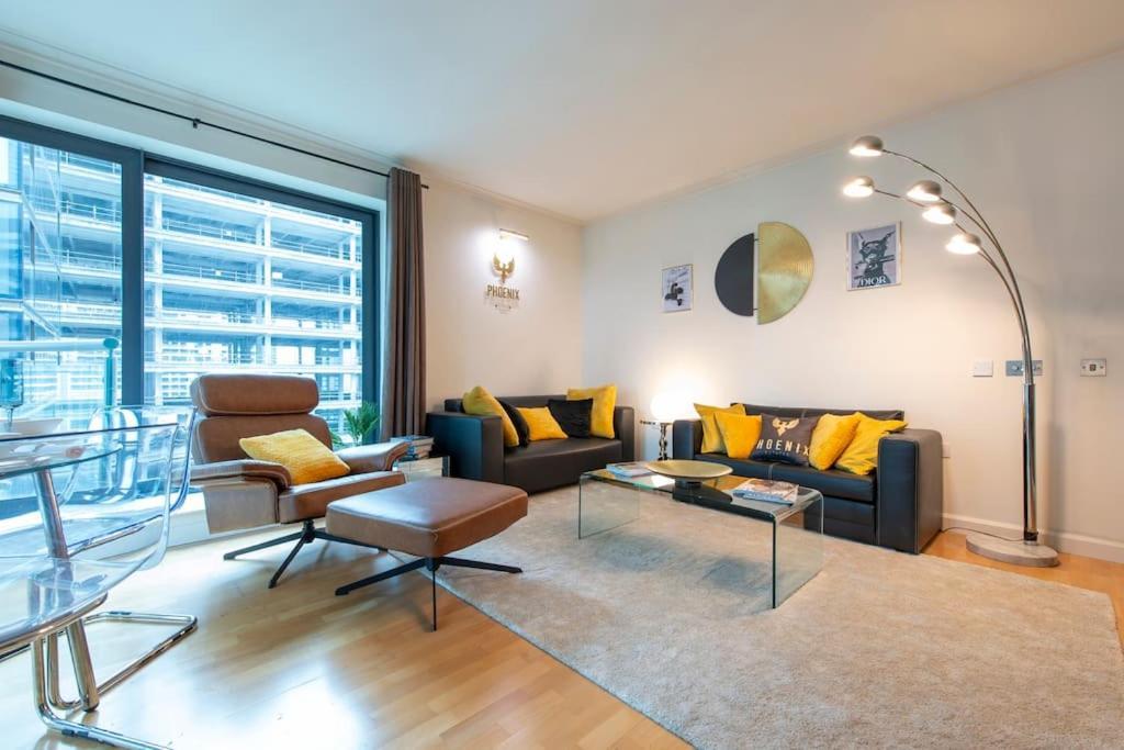 24hr Concierge, Gym, Pool, Museum, Shopping Centre Apartment *